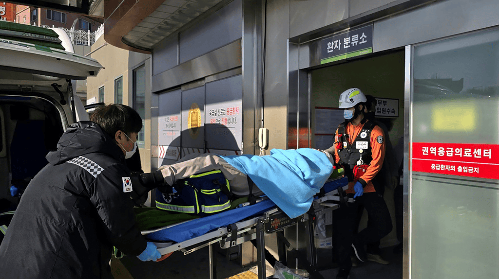 韩国空难两名幸存者：33岁空少恐全身瘫痪<strong></p>
<p>币安官网网址</strong>，空姐脚踝和头部受伤