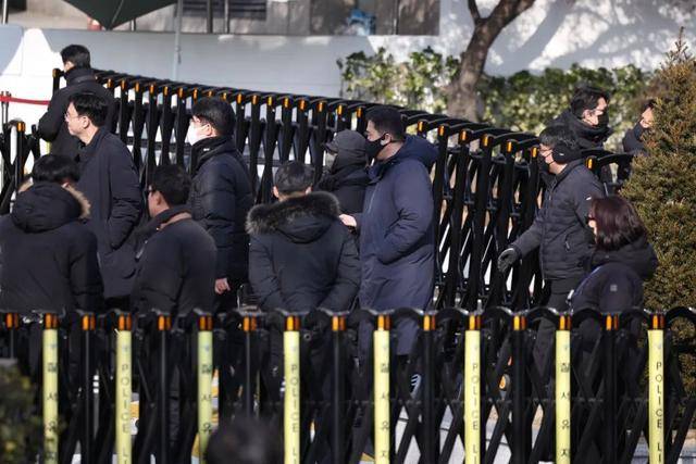 韩国政坛一夜大乱！150人冲进总统府<strong></p>
<p>币安交易数字货币</strong>，尹锡悦组织一万支持者拒捕