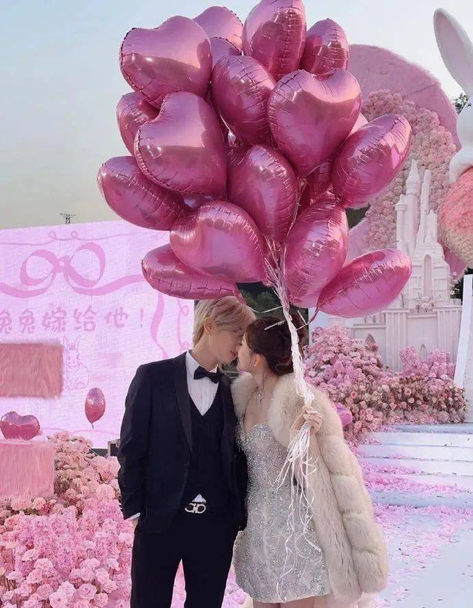 热搜第一<strong></p>
<p>币安创新</strong>！鹿哈在湖南向女友求婚成功