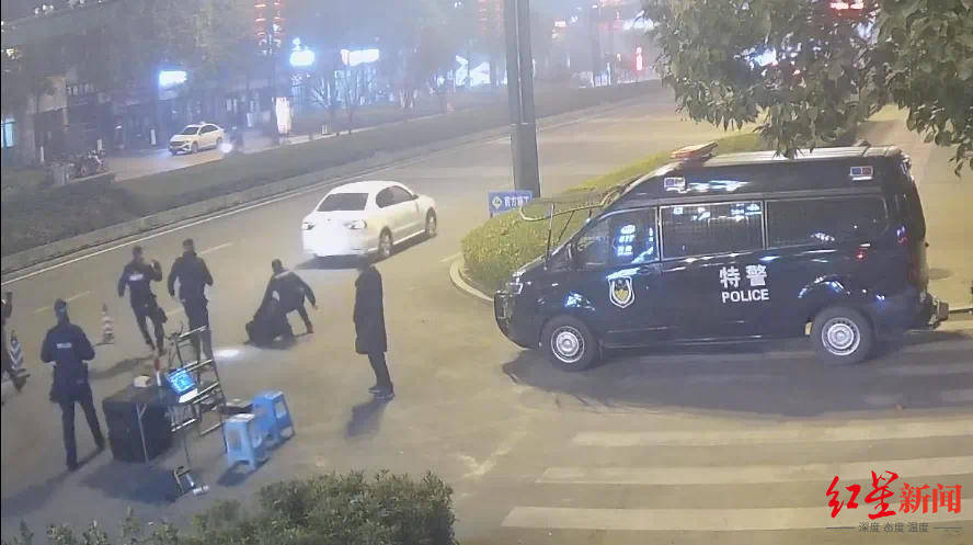 男子车内放疑似枪支遇检查强行冲卡致一辅警被拖行受伤<strong></p>
<p>币安客服电话</strong>，已被抓获！“枪支”正在鉴定