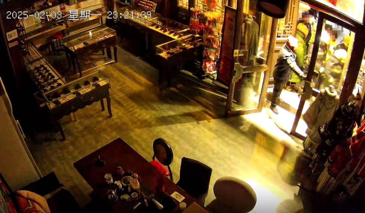 大同官方核查“店铺被撬锁开灯”事件<strong></p>
<p>币安网</strong>，律师：撬锁入室涉嫌违法，且滥用行政权力