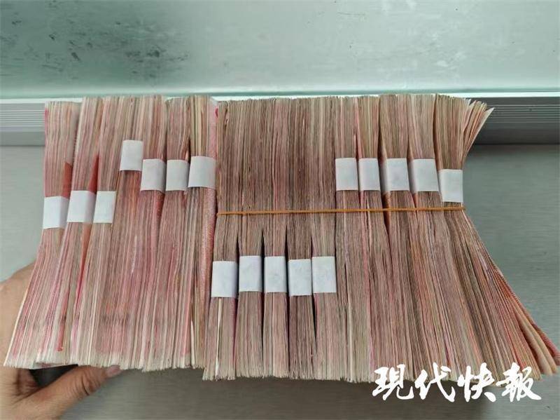 女子把17万元现金藏床底多年<strong></p>
<p>币安币交易平台</strong>，发霉粘在了一起