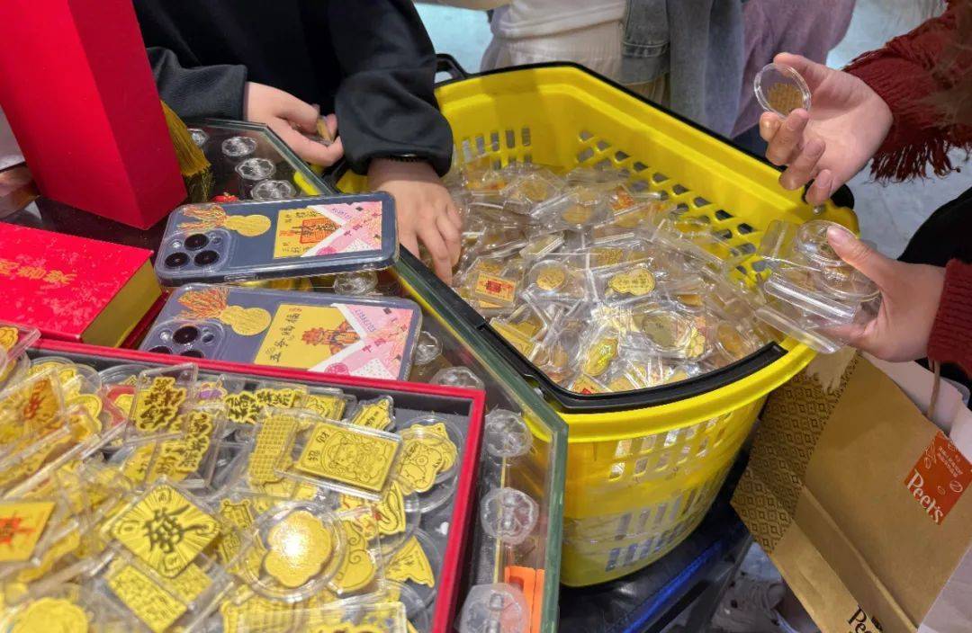 一个假期卖出2万份<strong></p>
<p>币安币交易平台</strong>！年轻人流行全款拿下“第一块金”？