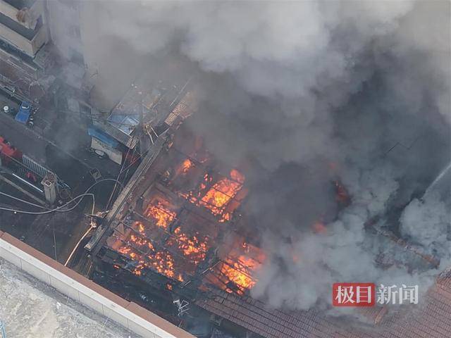武汉一栋两层公房失火<strong></p>
<p>币安体验贷</strong>，火已被扑灭无人员伤亡