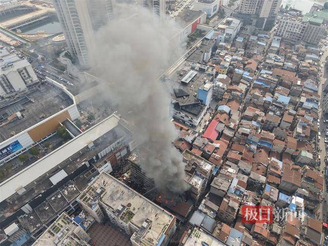 武汉一栋两层公房失火<strong></p>
<p>币安体验贷</strong>，火已被扑灭无人员伤亡