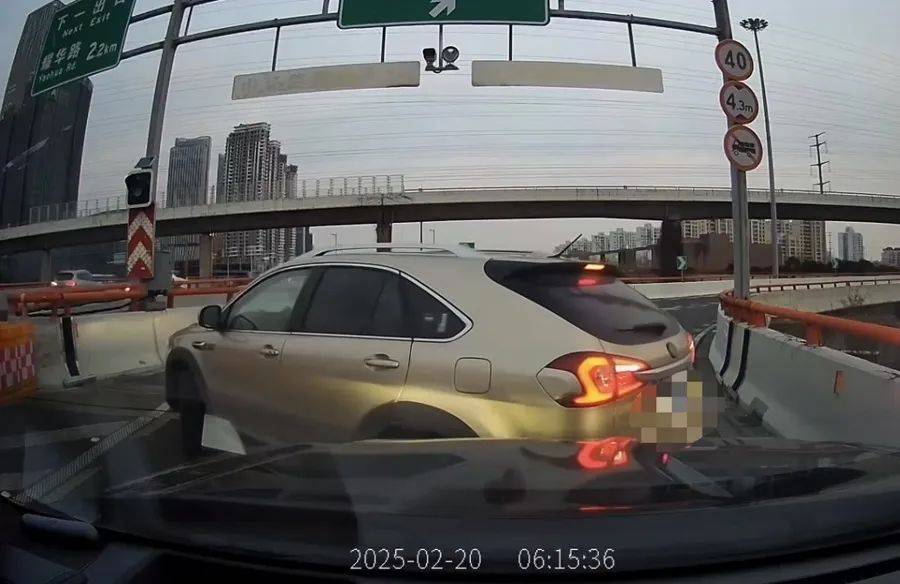 离谱！事发上海高架<strong></p>
<p>安币集团</strong>，一SUV开错路，竟原地掉头逆行