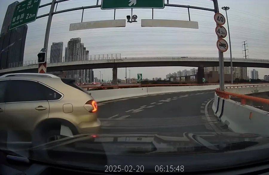 离谱！事发上海高架<strong></p>
<p>安币集团</strong>，一SUV开错路，竟原地掉头逆行