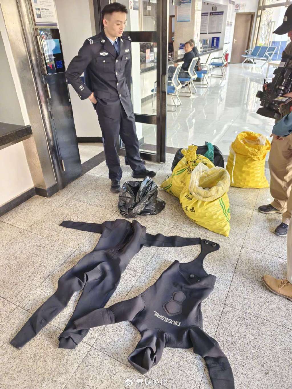 3人穿潜水服偷捞高尔夫球<strong></p>
<p>安币集团</strong>，警方用时4小时人赃并获