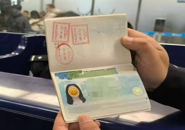 别因“颜值”误大事！用贴纸遮挡护照照片<strong></p>
<p>数字币交易所币安</strong>，或被拒绝入境