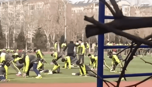 山东一中学老师抽学生耳光<strong></p>
<p>币安网下载</strong>，学生还手后双方扭打！教育局：涉事教师已停课