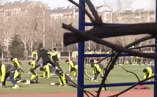 山东一中学老师抽学生耳光<strong></p>
<p>币安网下载</strong>，学生还手后双方扭打！教育局：涉事教师已停课