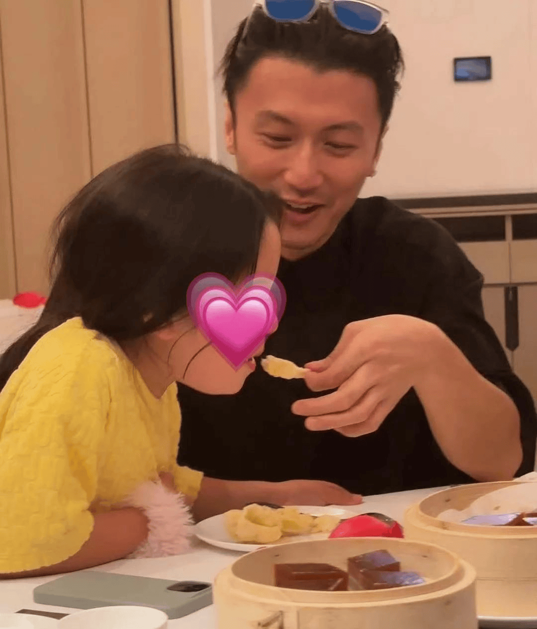 谢婷婷携谢霆锋晒一家五口合照<strong></p>
<p>币安网下载</strong>，89岁谢贤与前妻狄波拉罕见同框