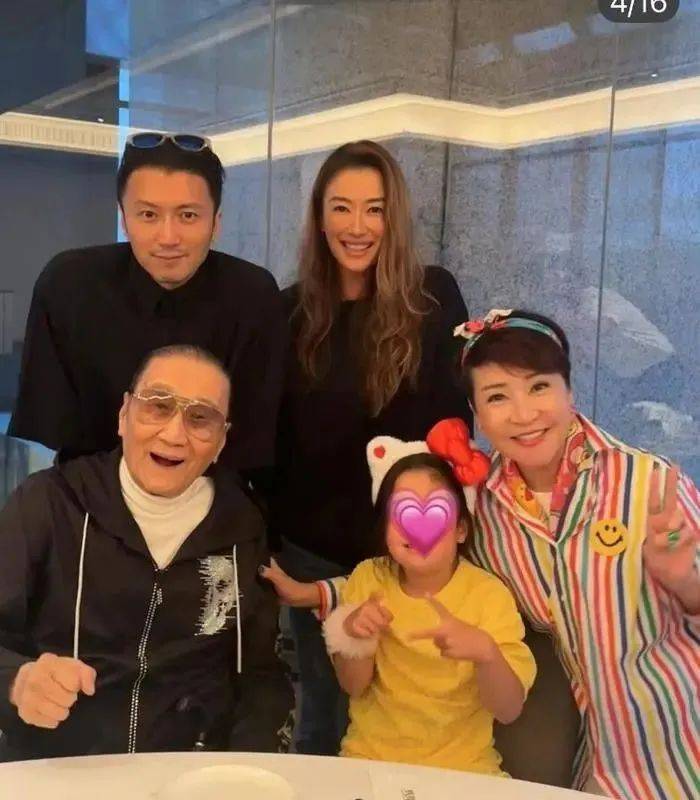 谢婷婷携谢霆锋晒一家五口合照<strong></p>
<p>币安网下载</strong>，89岁谢贤与前妻狄波拉罕见同框