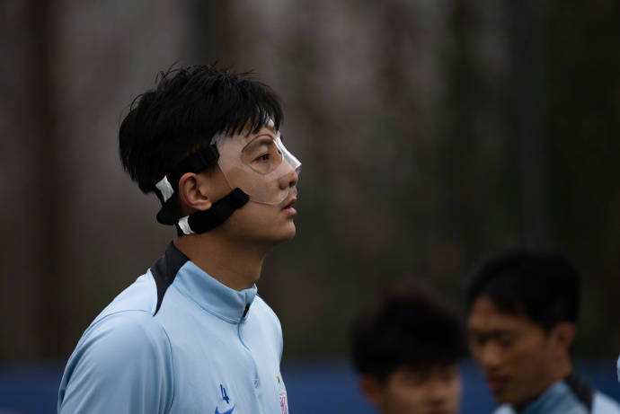国足怎么办<strong></p>
<p>币安网站</strong>？申花官方确认蒋圣龙骨折 两轮连伤两大中卫