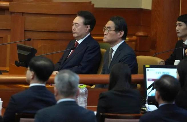 “总统下台”一夜响彻<strong></p>
<p>币安uni</strong>！中国使馆突遭冲击！意想不到的事发生了
