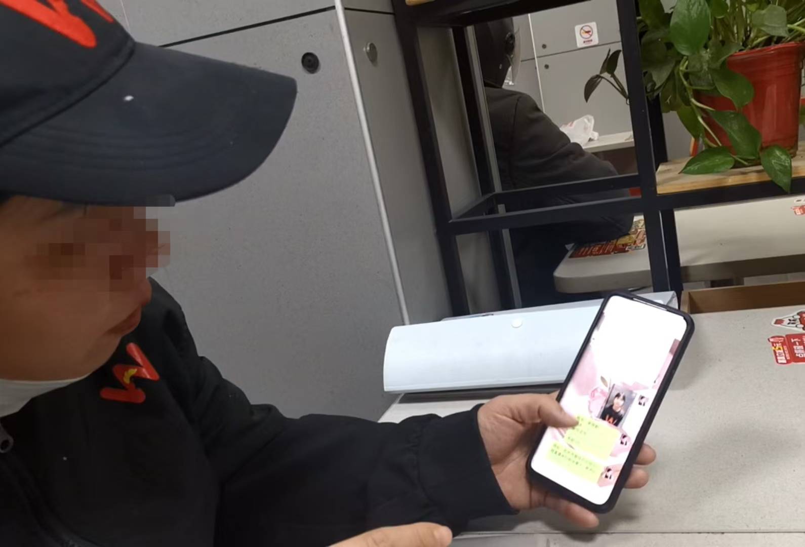 卧底华莱士两家门店：过期食材换签续命<strong></p>
<p>安卓比特币</strong>，炸油酸价超标易引腹泻