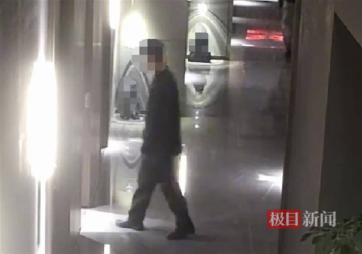 武汉一女子在艺术餐厅请客<strong></p>
<p>币安币玩家</strong>，飞天茅台竟被服务员暗中调包！两人被警方采取刑事强制措施