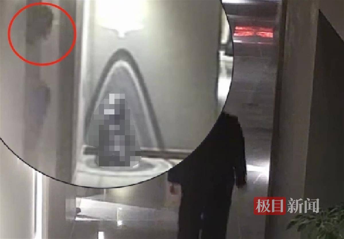 武汉一女子在艺术餐厅请客<strong></p>
<p>币安币玩家</strong>，飞天茅台竟被服务员暗中调包！两人被警方采取刑事强制措施