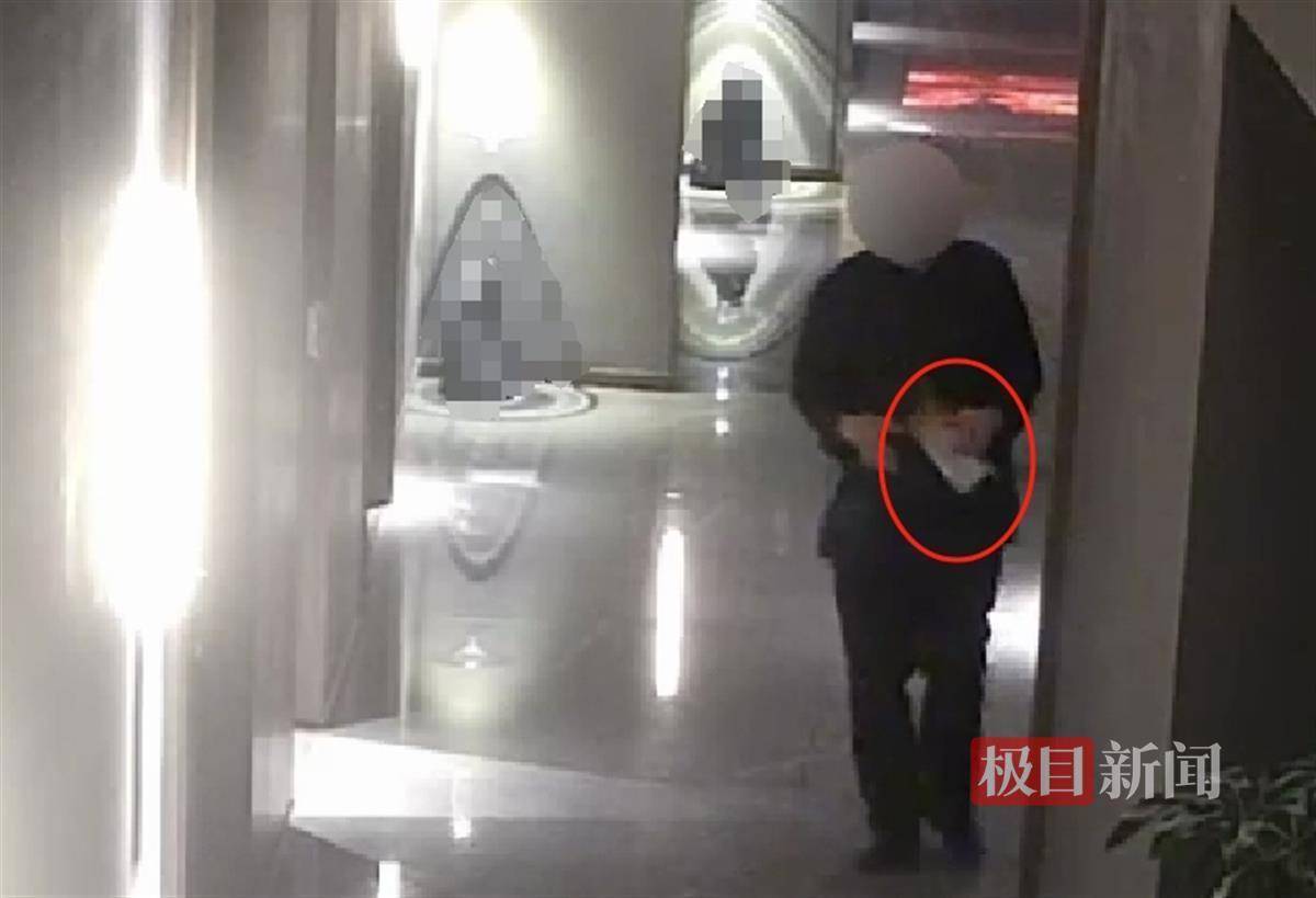 武汉一女子在艺术餐厅请客<strong></p>
<p>币安币玩家</strong>，飞天茅台竟被服务员暗中调包！两人被警方采取刑事强制措施