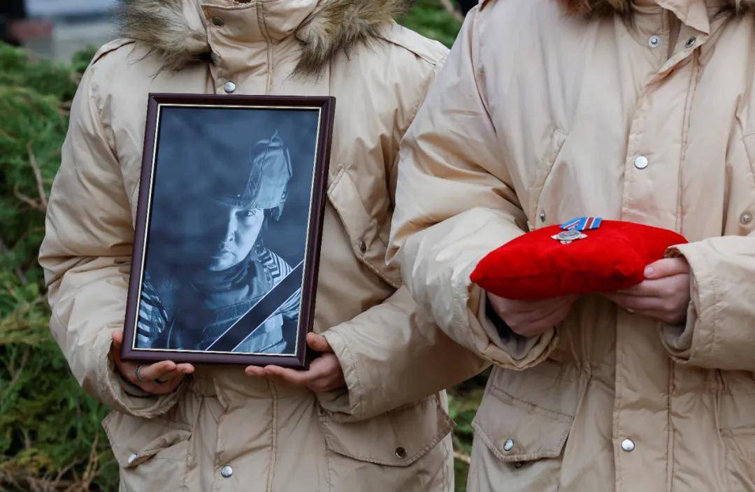俄罗斯美女记者踩中地雷被炸死<strong></p>
<p>币安bcx</strong>，乌女记者直播被无人机袭击惨叫？