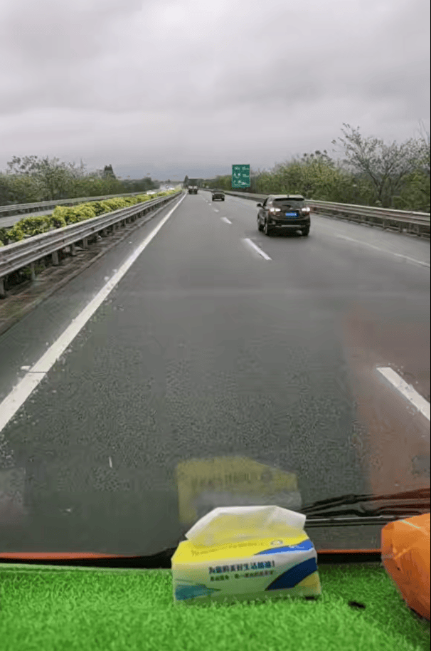 网友称高速路上“无奈倒车7公里”<strong></p>
<p>币安bcx</strong>，广东高速：拥堵或与清明将至有关