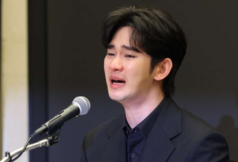 金秀贤为何在记者会上多次喝水<strong></p>
<p>币安火币中币</strong>，网友请DeepSeek解读