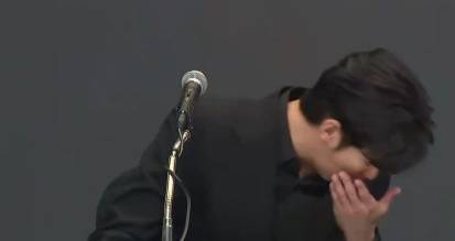 金秀贤为何在记者会上多次喝水<strong></p>
<p>币安火币中币</strong>，网友请DeepSeek解读