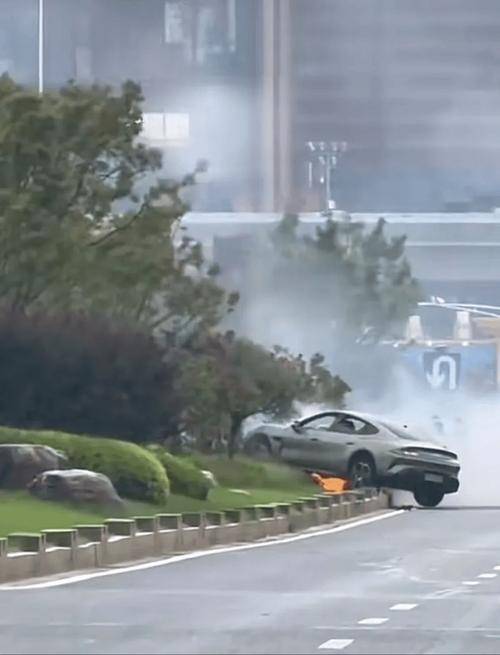 小米SU7高速碰撞爆炸致3人死亡<strong></p>
<p>币安火币中币</strong>，事故原因引关注