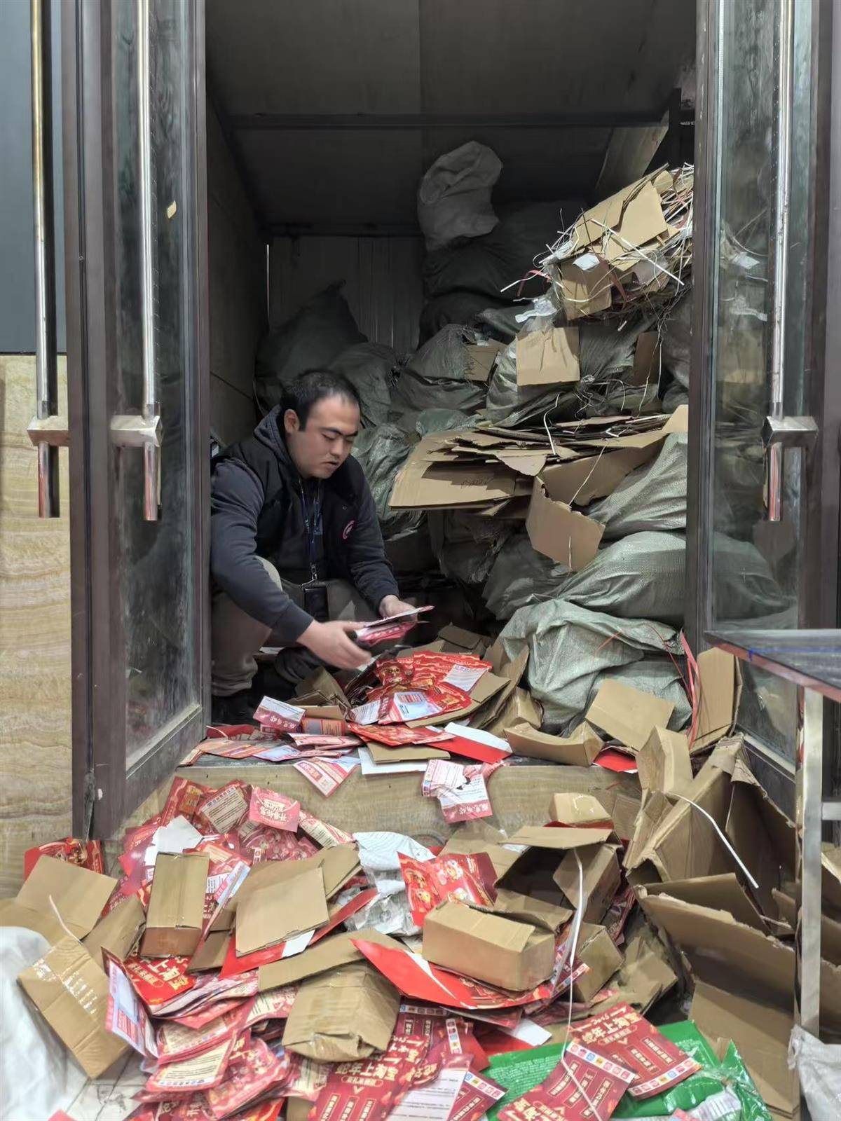 他发出的81万件快递全是电诈卡片<strong></p>
<p>币安控股</strong>！武汉江岸警方破获特大诈骗案