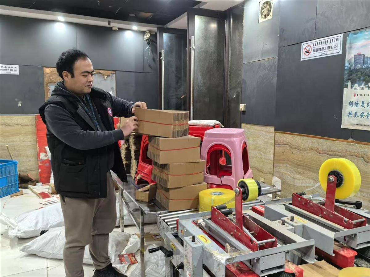 他发出的81万件快递全是电诈卡片<strong></p>
<p>币安控股</strong>！武汉江岸警方破获特大诈骗案