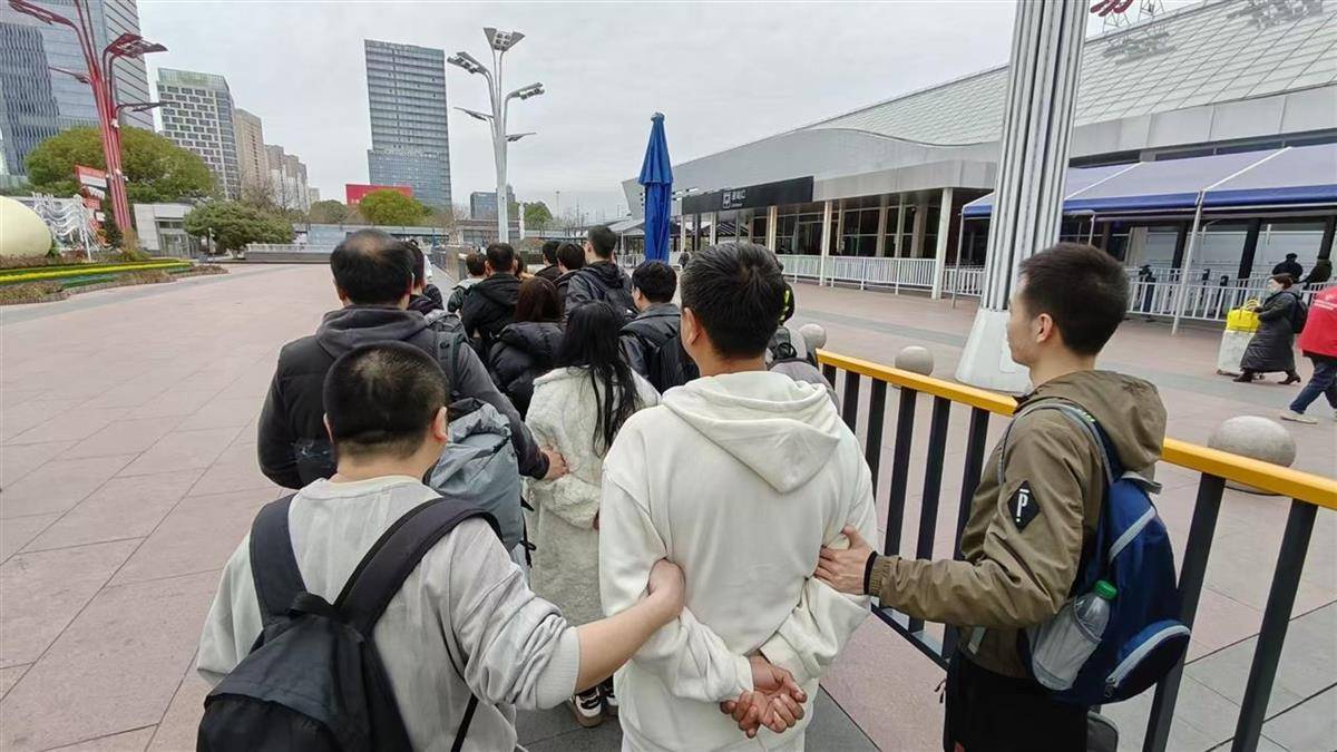 他发出的81万件快递全是电诈卡片<strong></p>
<p>币安控股</strong>！武汉江岸警方破获特大诈骗案