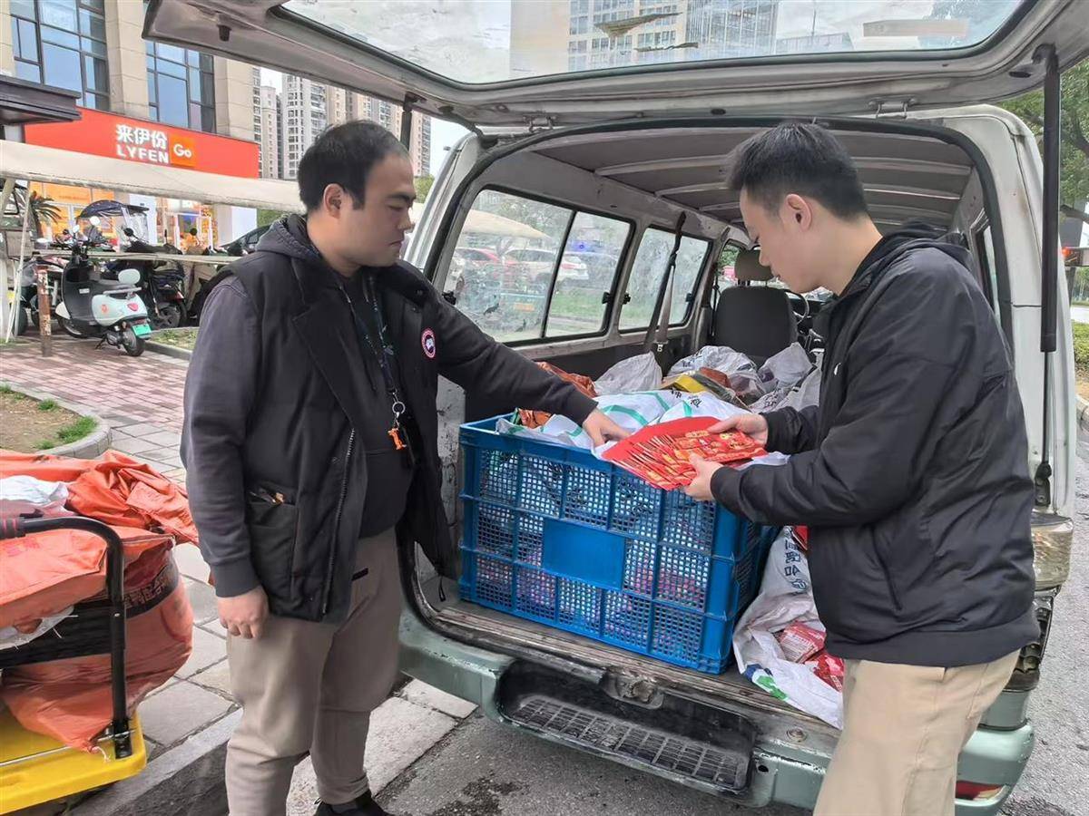 他发出的81万件快递全是电诈卡片<strong></p>
<p>币安控股</strong>！武汉江岸警方破获特大诈骗案