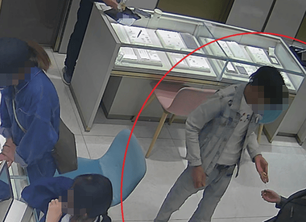 杭州大爷理发金项链不翼而飞<strong></p>
<p>币安美元充值</strong>，金属探测器都用上了，谁偷的？