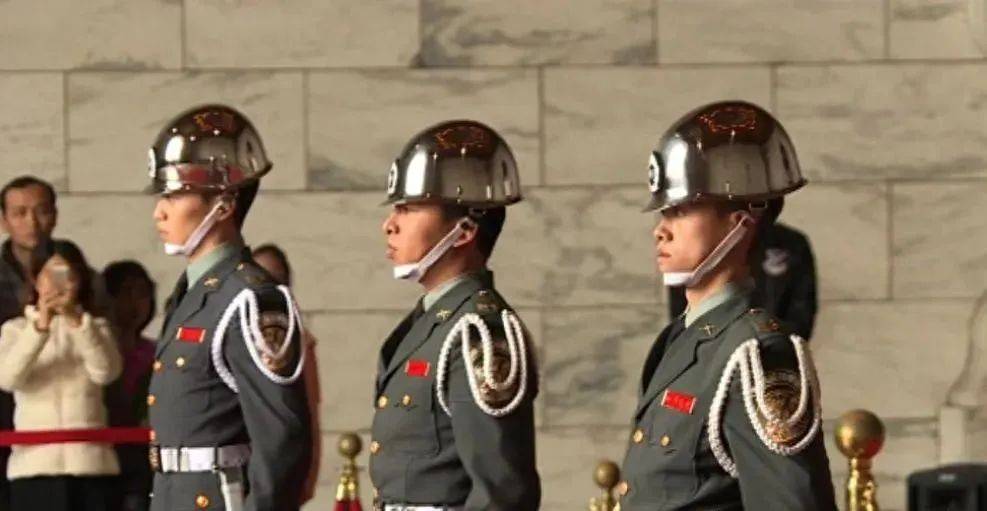 6名台军举五星红旗<strong></p>
<p>币安官方网址</strong>，拒为台独当炮灰，台媒：赖清德卫兵也要投诚