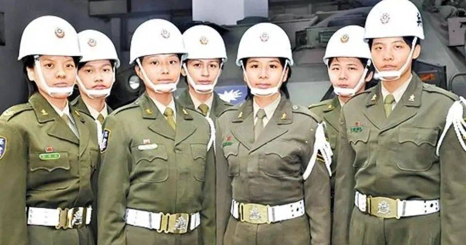 6名台军举五星红旗<strong></p>
<p>币安官方网址</strong>，拒为台独当炮灰，台媒：赖清德卫兵也要投诚
