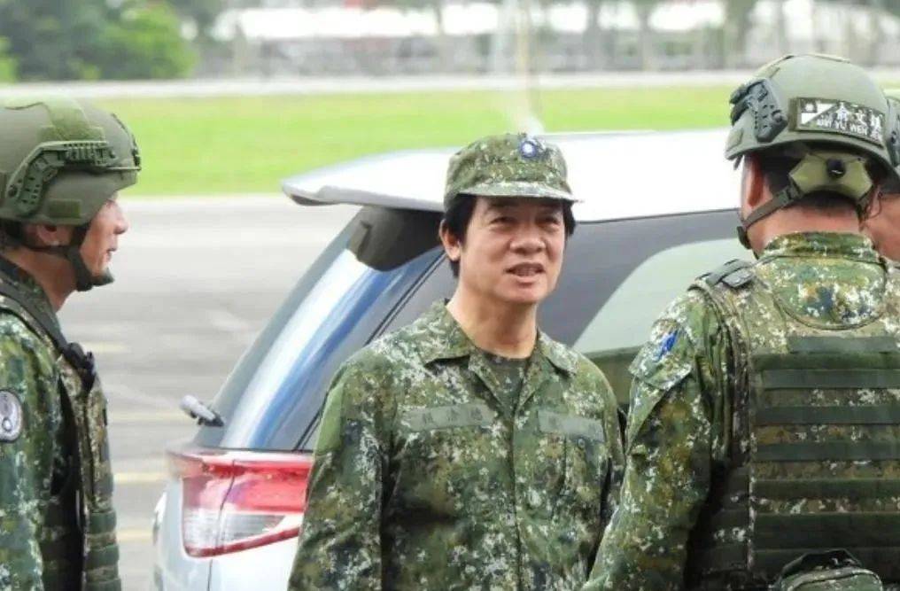 6名台军举五星红旗<strong></p>
<p>币安官方网址</strong>，拒为台独当炮灰，台媒：赖清德卫兵也要投诚