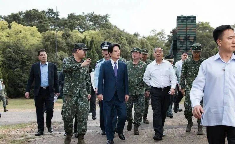 6名台军举五星红旗<strong></p>
<p>币安官方网址</strong>，拒为台独当炮灰，台媒：赖清德卫兵也要投诚