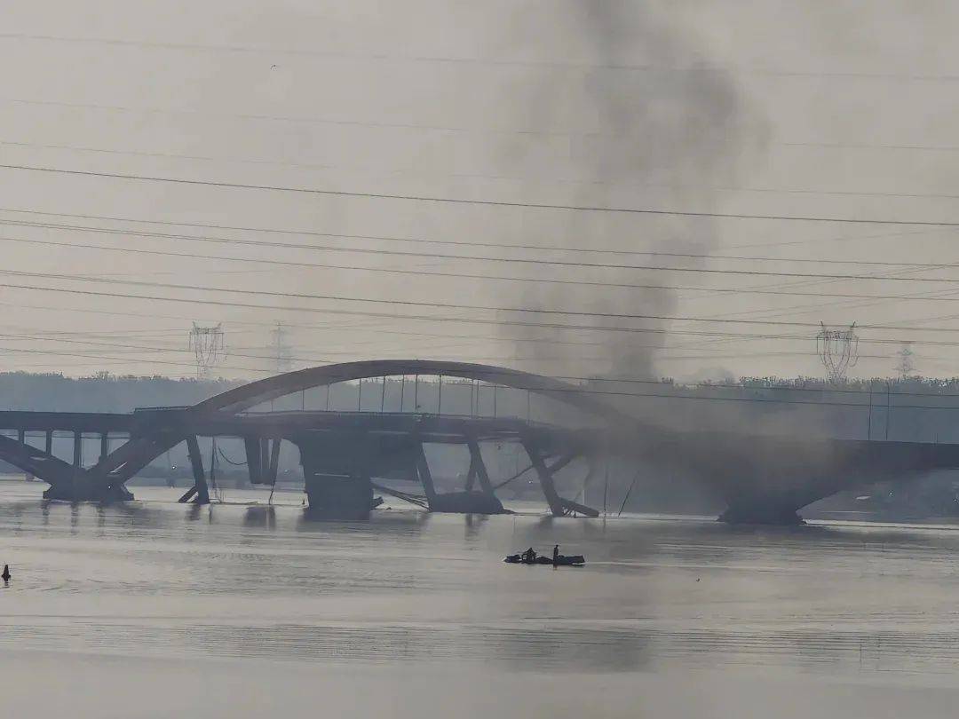 北京潮白河大桥部分路段起火坍塌<strong></p>
<p>币安宝钱包</strong>，官方：原因正调查