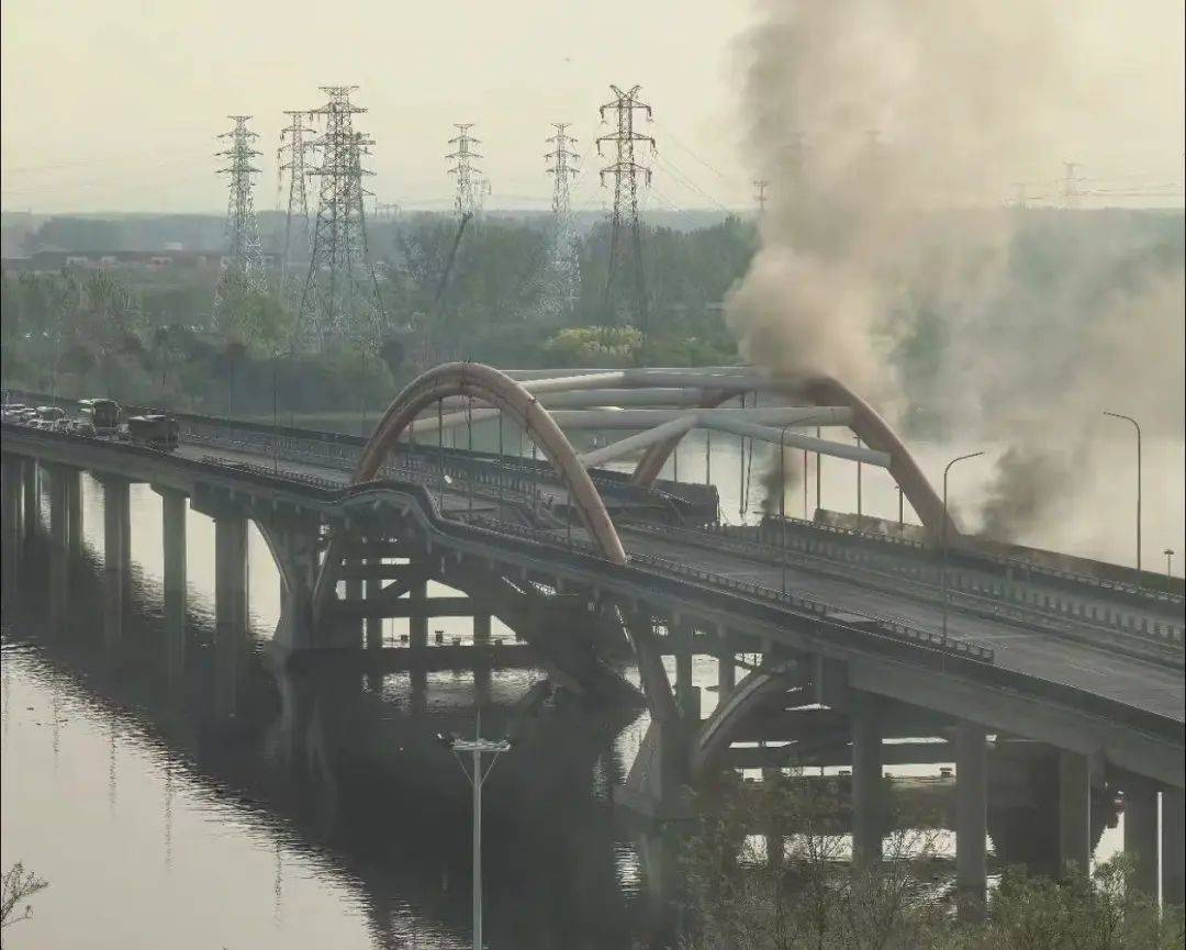 北京潮白河大桥部分路段起火坍塌<strong></p>
<p>币安宝钱包</strong>，官方：原因正调查