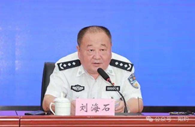 突发<strong></p>
<p>币安wrx</strong>！安徽省公安厅原副厅长主动投案：曾被“上校军医”实名举报多年……