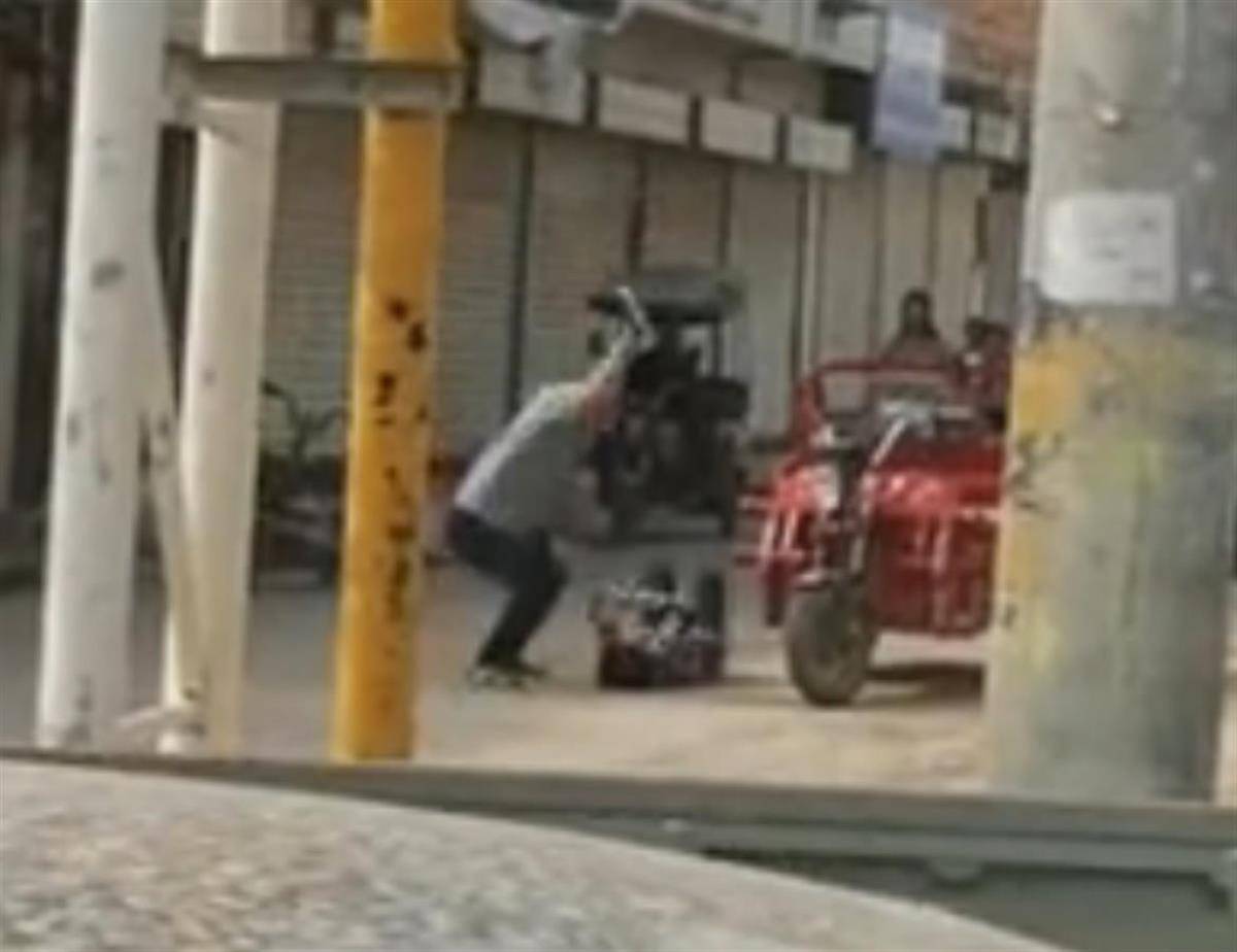 西安一男子当街踢打女子<strong></p>
<p>币安下载</strong>，官方：两人系夫妻，因家庭矛盾发生口角
