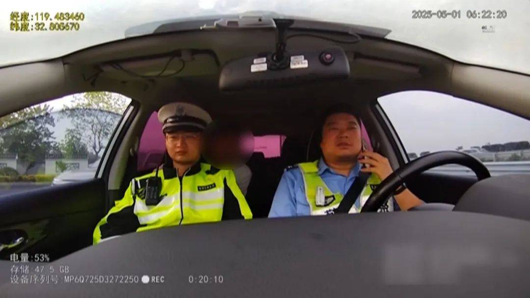 夫妻因开车问题吵架<strong></p>
<p>币安下载</strong>，丈夫没带手机被扔高速，无奈车道上插兜散步