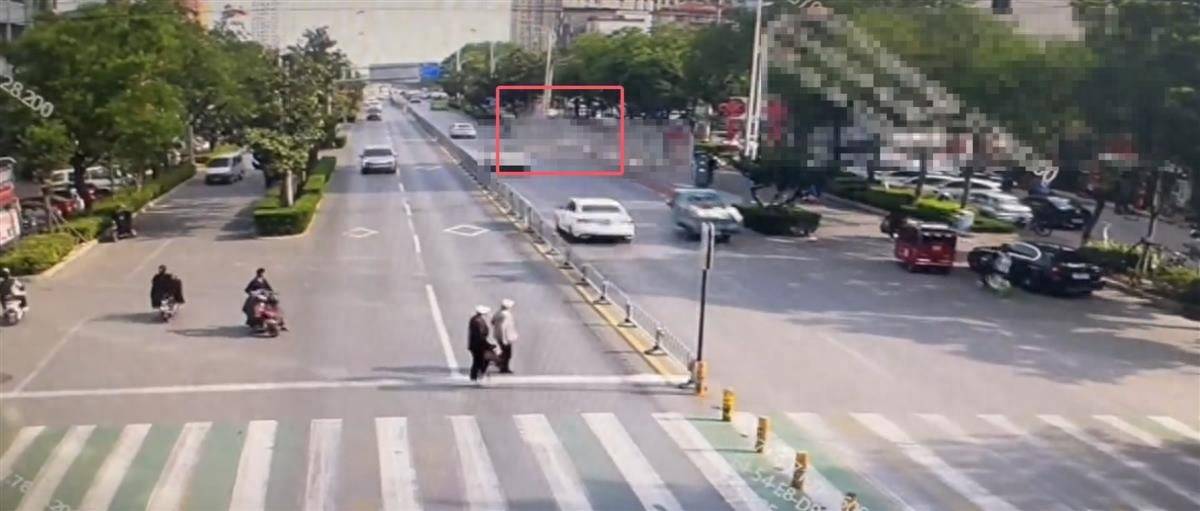 山东滕州一车辆撞向公交站台致多人倒地<strong></p>
<p>币安钱包官网</strong>，肇事司机被控制，案件已移交刑警