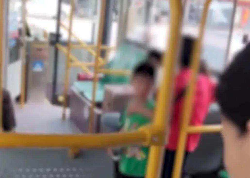广东一老人带着小孩刷老年卡乘车<strong></p>
<p>币安最大杠杆</strong>，被司机要求站着？公交公司道歉！
