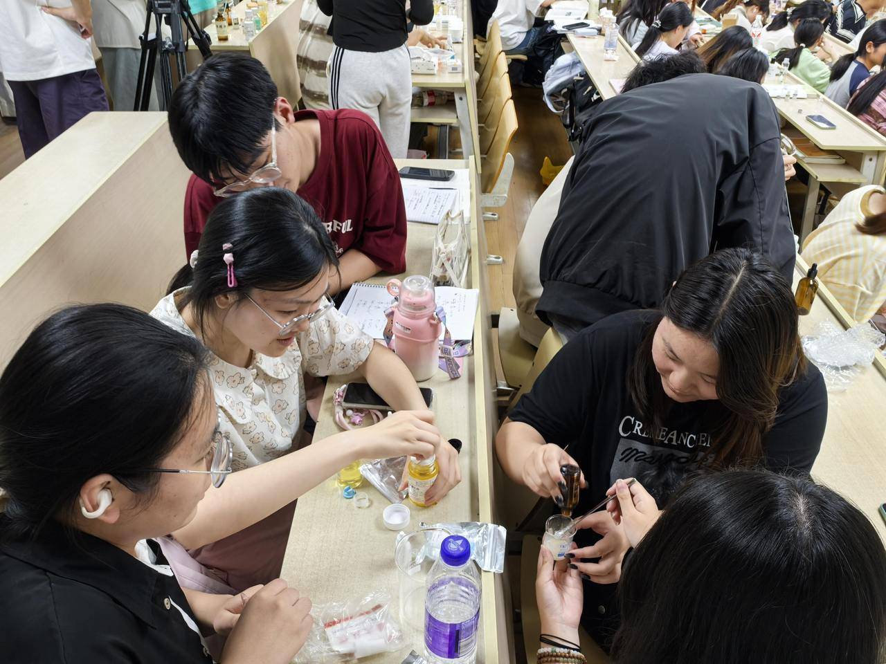 口红、面霜、爽肤水……浙江高校学生DIY纯天然化妆品<strong></p>
<p>币安测试网</strong>，这门课一开就是十年