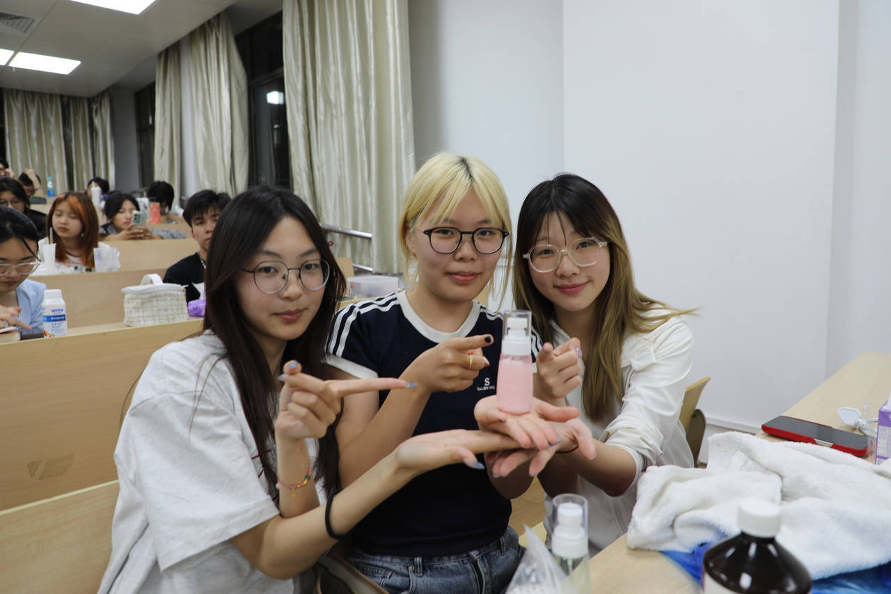 口红、面霜、爽肤水……浙江高校学生DIY纯天然化妆品<strong></p>
<p>币安测试网</strong>，这门课一开就是十年