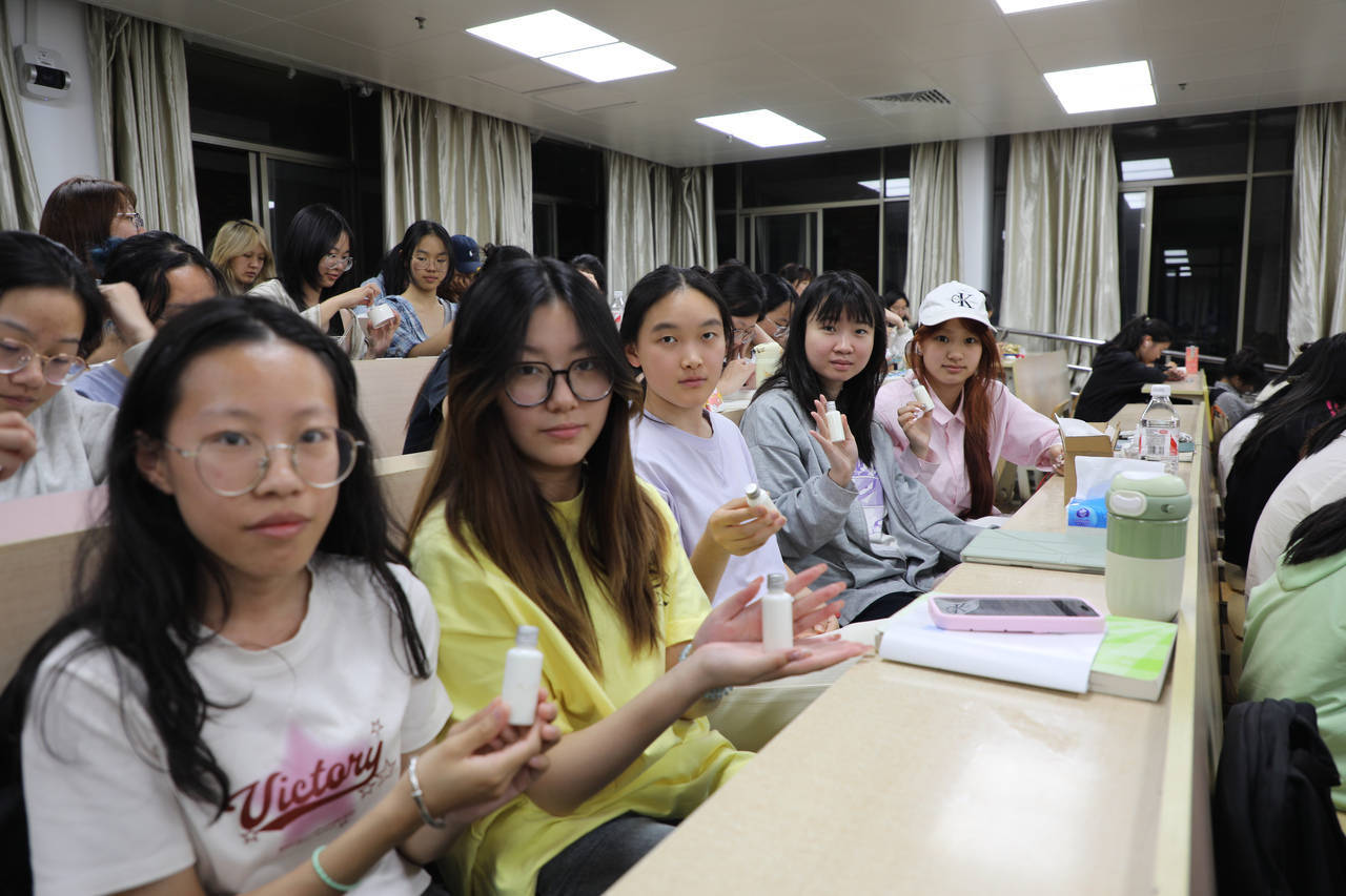 口红、面霜、爽肤水……浙江高校学生DIY纯天然化妆品<strong></p>
<p>币安测试网</strong>，这门课一开就是十年