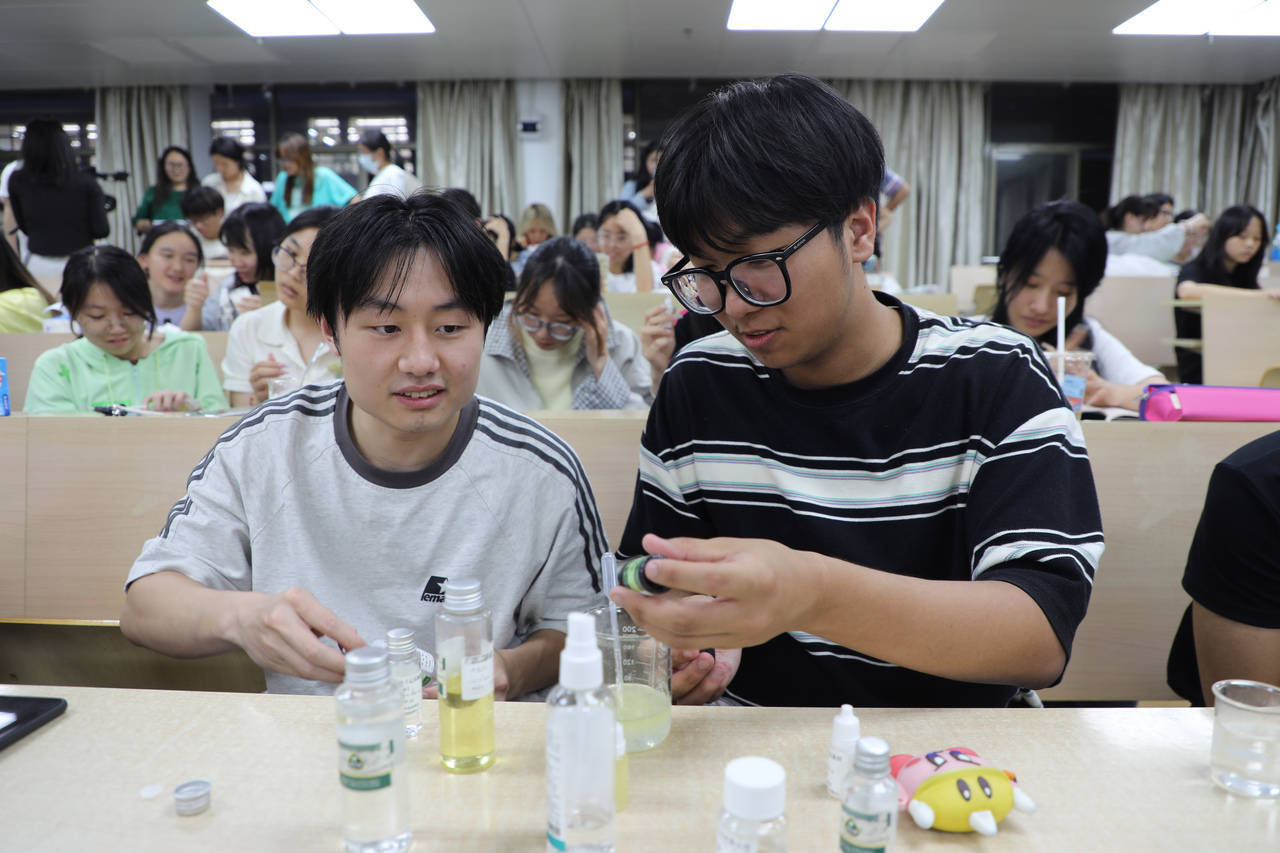 口红、面霜、爽肤水……浙江高校学生DIY纯天然化妆品<strong></p>
<p>币安测试网</strong>，这门课一开就是十年