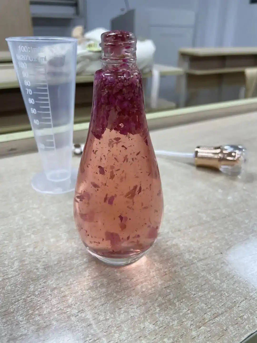 口红、面霜、爽肤水……浙江高校学生DIY纯天然化妆品<strong></p>
<p>币安测试网</strong>，这门课一开就是十年